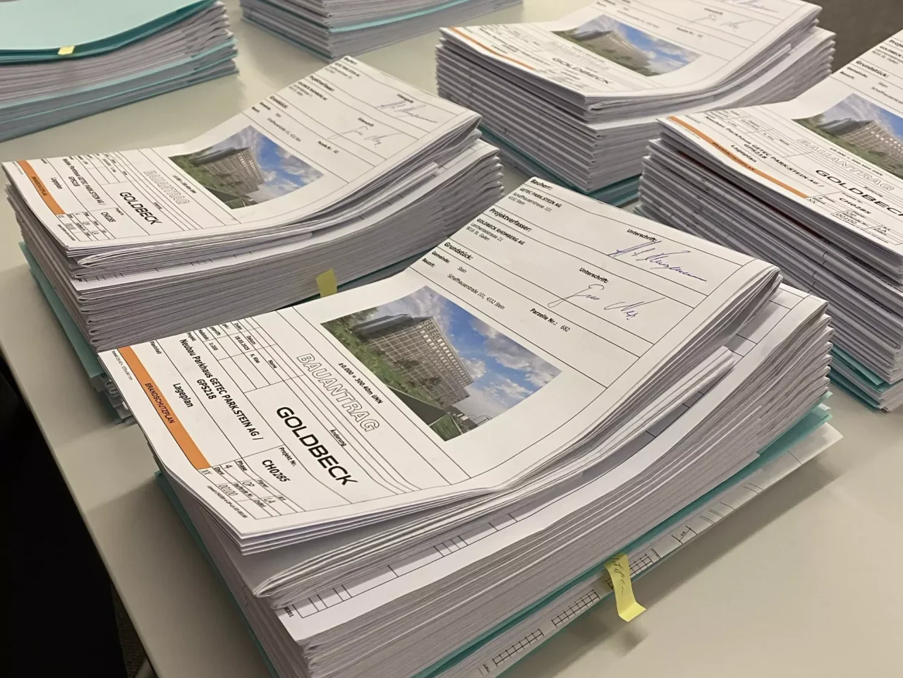 2503_GPS_Parkhaus-Baugesuch_01 Ausdrucke des Baugesuchs, sortiert auf Tischen