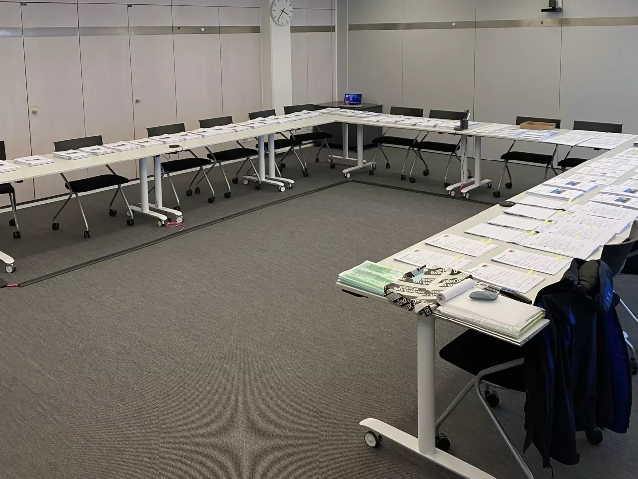 2503_GPS_Parkhaus-Baugesuch_03 Ausdrucke des Baugesuchs, sortiert auf Tischen