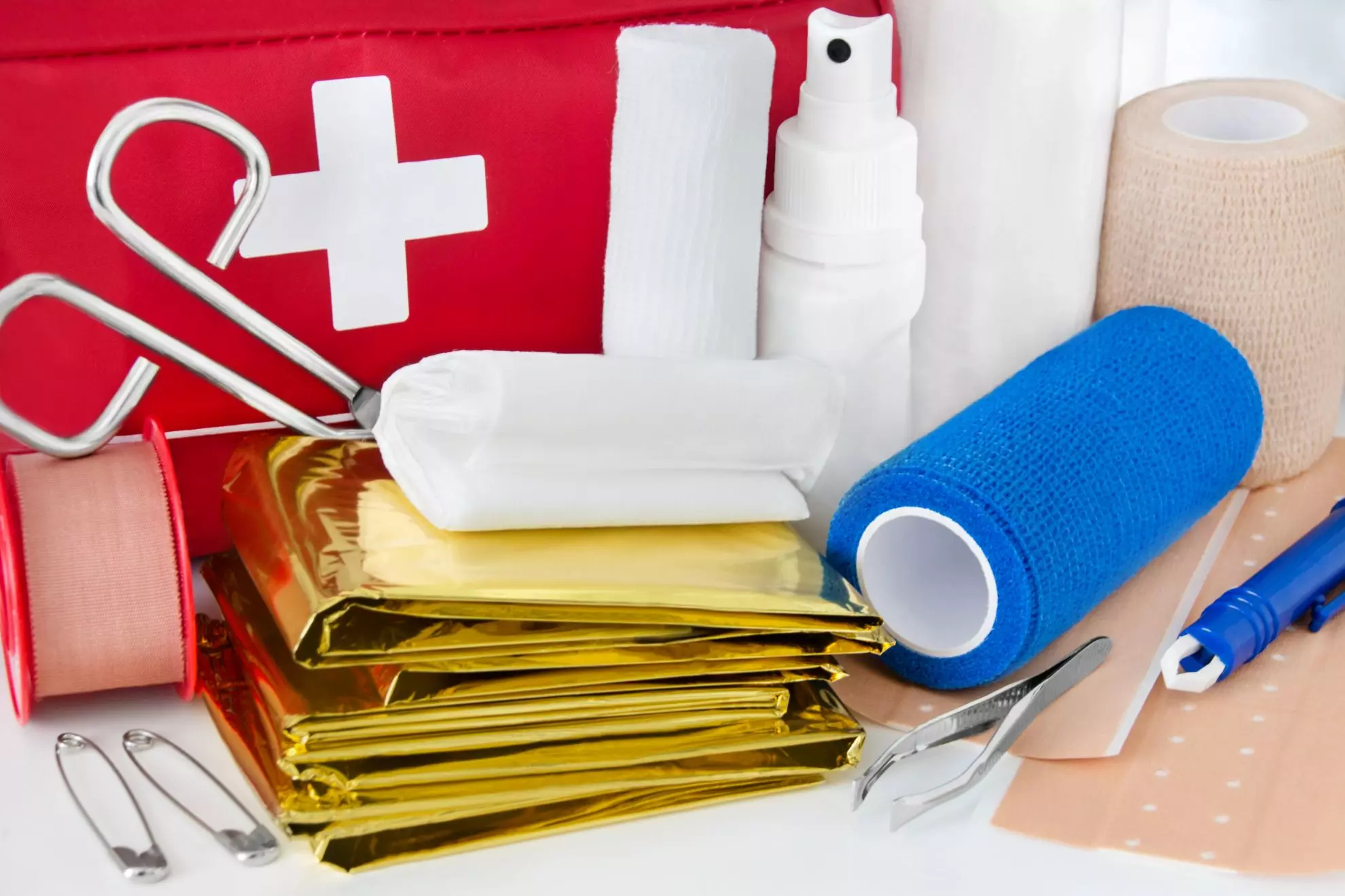 Bild eines erste Hilfe Sets mit Binden, Schere und Pflaster