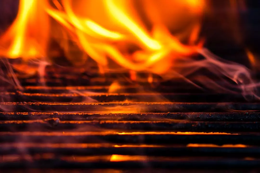 Grillrost mit Feuer von der Grillkohle