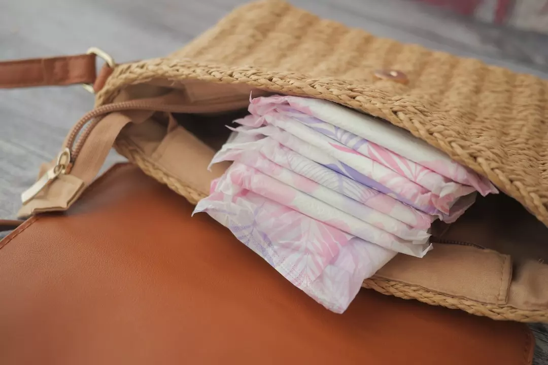 Damembinden in einer Tasche
