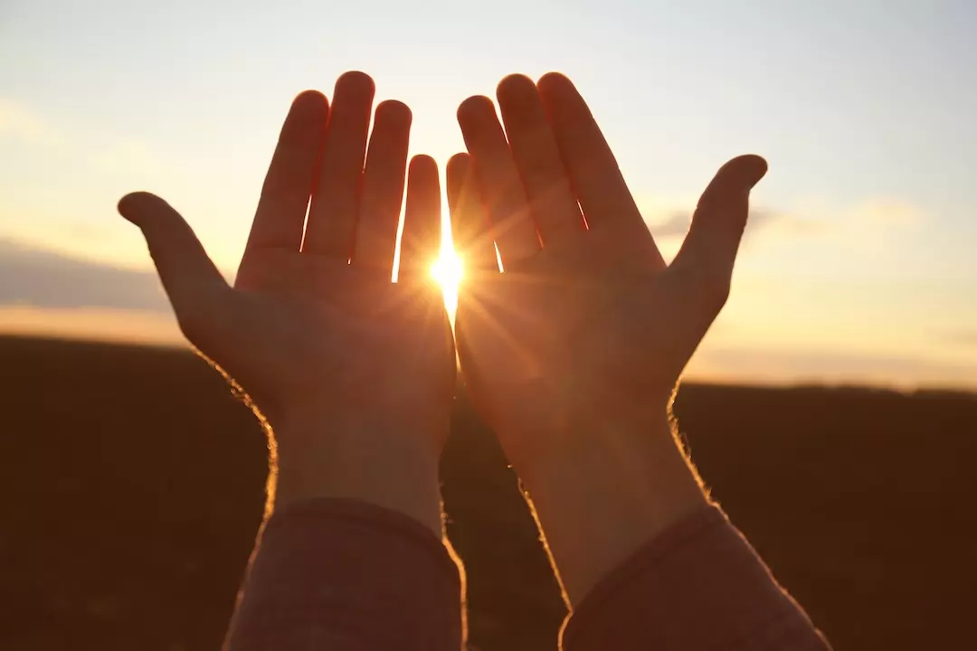 Hände im Sonnenlicht